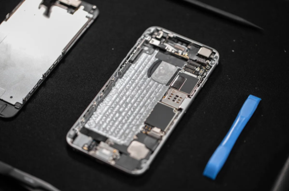 After taking out the old battery and eliminating any remnants of the adhesive, the iPhone 6 was ready.